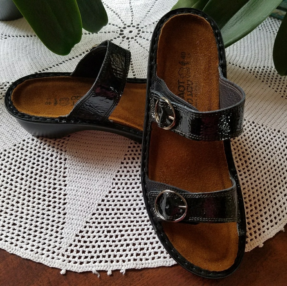 NAOT NEW BLACK PATENT LEATHER SANDALS SZ 40, W BOX